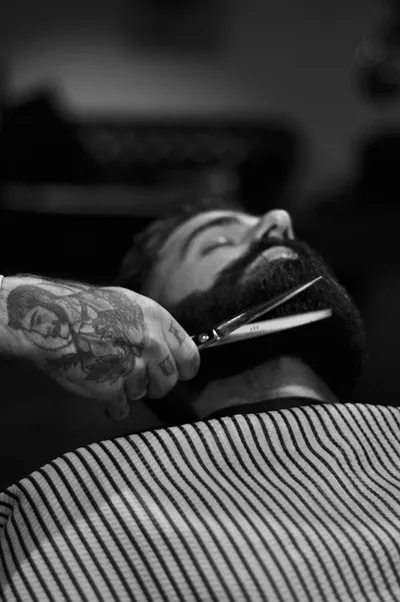 Arreglo de barba con tijeras en barbería